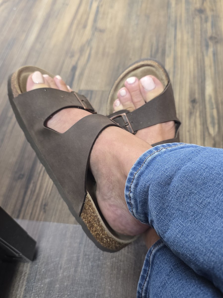 TipToeBlissfun's tweet photo. Friday feet!! Can't wait til 5:00!!!!
#feet #feetfinder #onlyfans #toes https://t.co/ruZWMIywF3