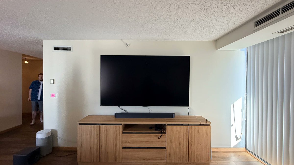 MountingManTV's tweet photo. TV mounting Minneapolis by The Mounting Man. 85" TV installation in Minneapolis on drywall, completed near South Marquette Avenue. Completed for $350.

Install subtotal: $350.

https://t.co/vewdy8WQZq… https://t.co/u7tzyOEYv2