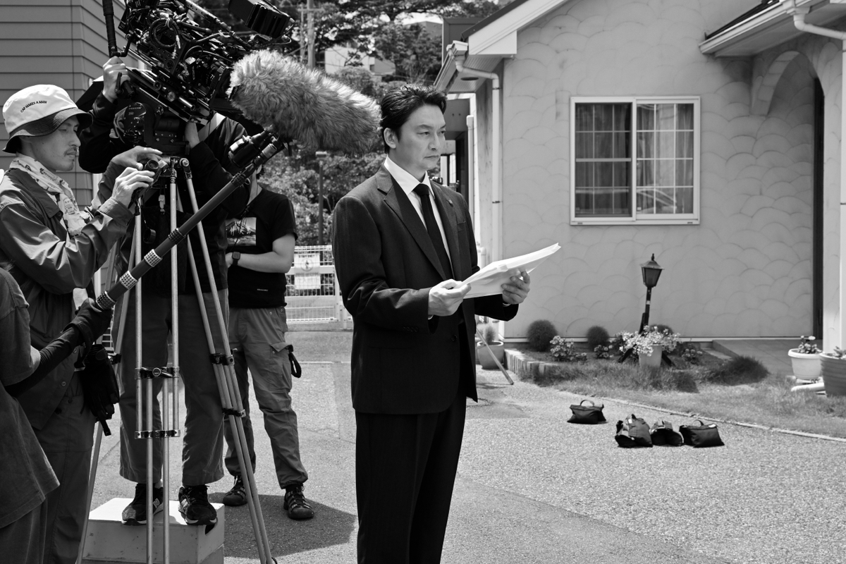 drama_wowow's tweet photo. ■□#虚ろな十字架ーbehindthescenesー□■
⠀
【第1話 メイキング④】
中原(#香取慎吾)が、小夜子(鈴木杏)の死を知らされる衝撃的なシーン。
　
役と向き合う香取さんの真剣な表情に
現場も引き締まります📸

✛連続ドラマＷ　東野圭吾「虚ろな十字架」✛

第2話 9/13(日)午後10:00放送・配信

#WOWOW https://t.co/0MJYpB0aso