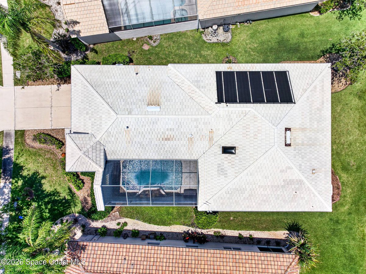 Magnoliaangel80's tweet photo. Golf course views + a private screened pool in guard-gated Baytree 🌴  

Open House at 8006 Bradwick Way, Melbourne:  
Sat &amp; Sun, 1–3pm.  

Updated kitchen &amp; baths, impact windows, generator, EV-ready garage.  

Info: https://t.co/wKeeeD8j8c  

#MelbourneFL #OpenHouse https://t.co/u1spF8SYXe