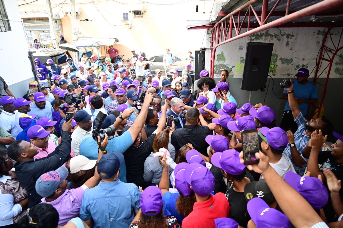 YuriEnriqueRL's tweet photo. En Sabana Perdida hicimos lo más importante: escuchar a la gente.

Le preguntaron a @GonzaloCastillo por los apagones y su respuesta fue clara: los dominicanos merecen volver a tener luz 24 horas. Por eso asumió el compromiso de trabajar desde el primer día para reducir las pérdidas del sector eléctrico y devolver los circuitos 24 horas a todos los hogares del país.

Escuchar los problemas, asumirlos y comprometerse con soluciones. De eso se trata volver a las calles y encontrarse cara a cara con nuestra gente.