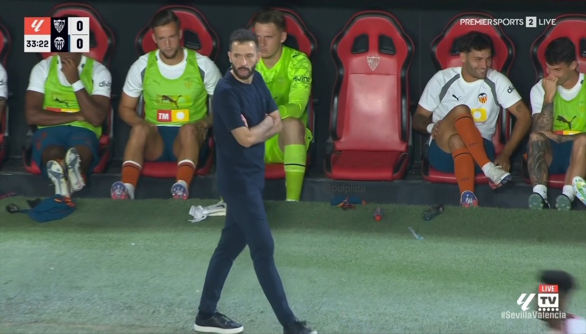 Valencia360_'s tweet photo. Venga chicos, a ver a quién traen de sustituto, seguro que ese sí es el bueno y no acaba como todos los entrenadores desde 2019, seguro que por culpa suya por ser todos inútiles. A salvarnos y a luchar Europa!!! Don Hugo Duro y Raba liderarán el barco de la salvación!! https://t.co/XN2tBcFw2i