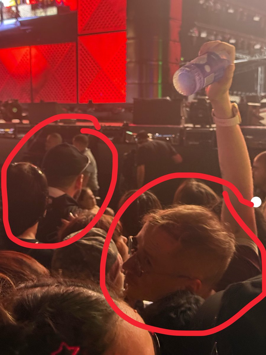 sdviorcomplex's tweet photo. esses dois filhos da puta aqui que nem sei pq tão na grade começaram a empurrar todas as mulheres pra trás, jogando o peso todo do corpo, quase derrubaram todo mundo, fizeram minha amiga ter um ataque de pânico pq tava logo atrás dele e ainda se acham na razão namoral quero briga https://t.co/c3erajvMVg
