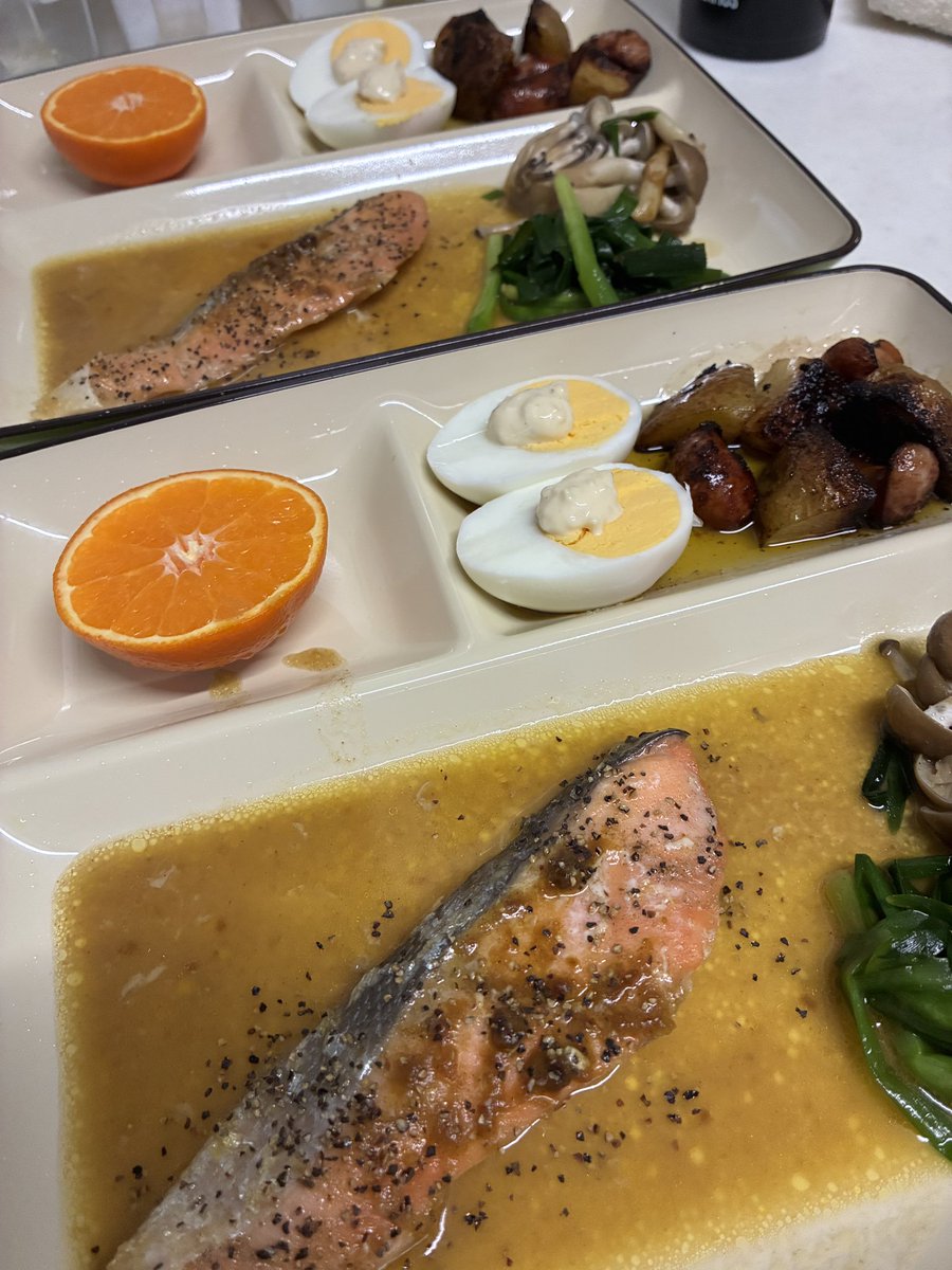 nikustrike's tweet photo. (・肉・)キッチン

サーモンの塩コショウ焼き
しめじとニラのカレー風味
タルタルゆで卵
ソーセージとポテトのオリーブアヒージョ
みかん🍊 https://t.co/SYTmFEPH19