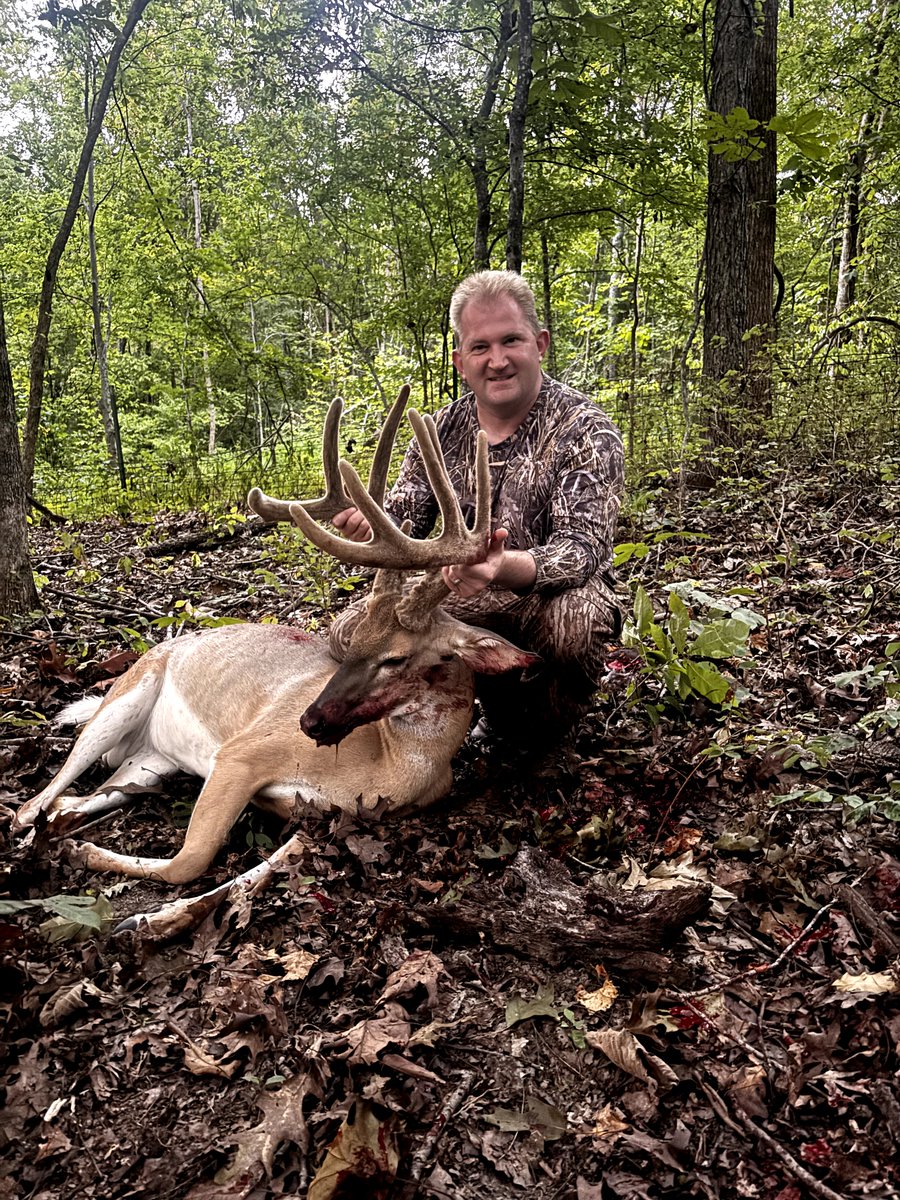 WilliamLamberth's tweet photo. Spent hours in the stand this weekend and the good Lord blessed me with a beautiful buck.  #velvet #huntinglife https://t.co/viTKvAEYK5