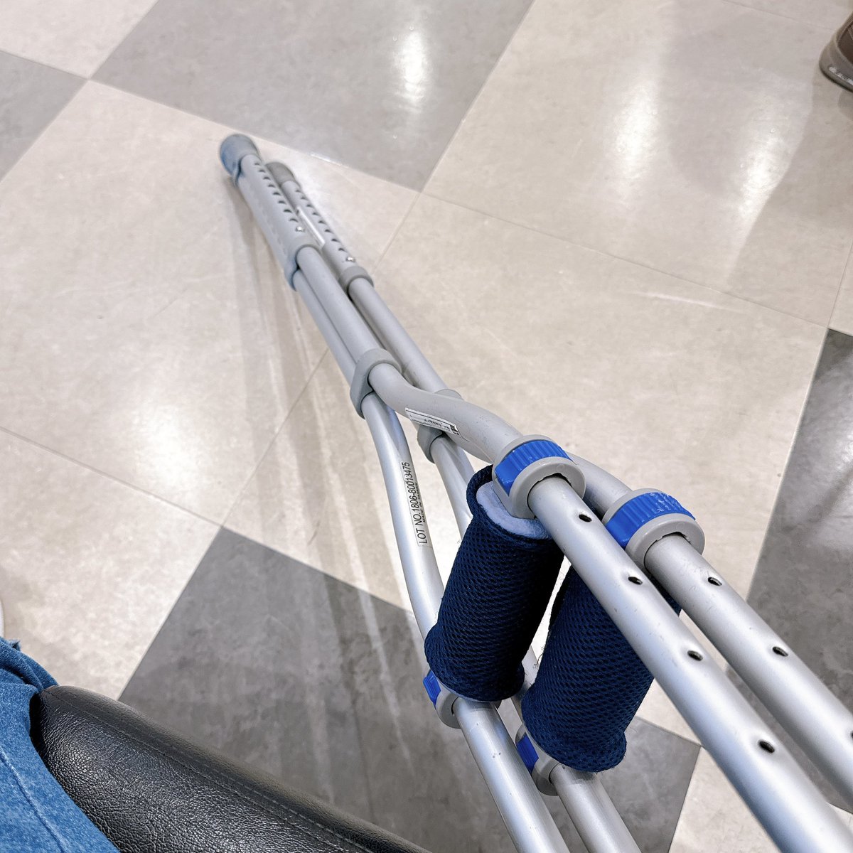 shota900724G's tweet photo. メッセージありがとうございます✨😭
右足首はカルシウムの塊が出来て激痛だったようです💦
湿布とサポーター、痛み止めを飲んで2週間程かかるようです
生まれて初めて松葉杖🩼
座り仕事は支障ないのでよかった✨ https://t.co/9hIYbJd8Zn