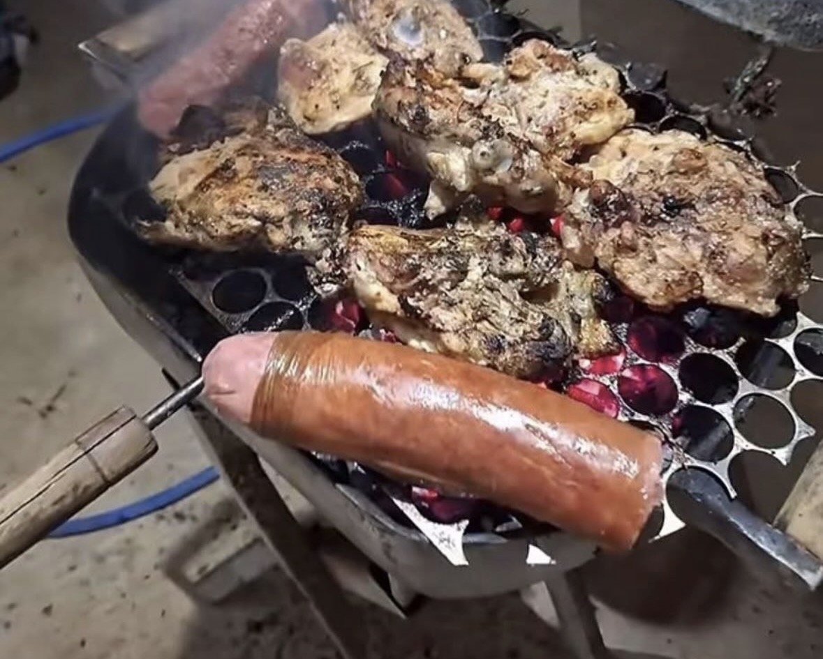 StrezOfc's tweet photo. @polliana_lee @NewsLiberdade Cala boca petista comedora de bosta, quer se foder?  Se foda sozinha, não queira foder o país com esse seu gnomo de estimação novamente não. 
Já ia esquecendo, toma aqui sua a picanha. https://t.co/rsZ99oTUHR