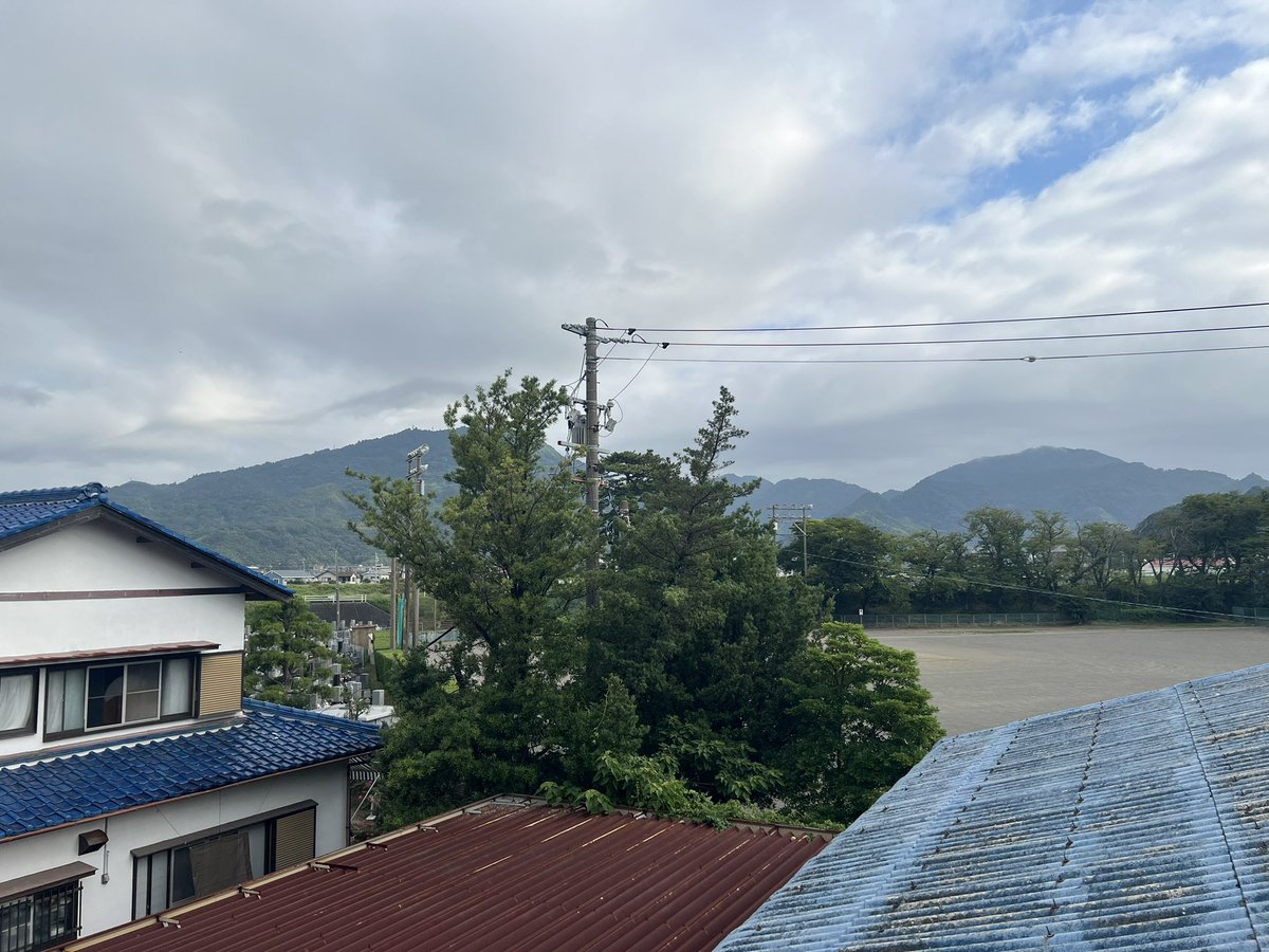 matsunaga_ss's tweet photo. 今朝の焼津、雲多めで青空はほぼ見えませんね☁️

8月も今日で終わり。
残暑は程々で早く秋が来て欲しいです😅

本日は午���中に新規会社様2社とオンライン面談、次に繋げられる様に頑張らないと‼️

おはようございます。
新しい週の始まり、気合い入れて参りましょう！！
今日も一日ご安全に！！ https://t.co/pmuiObQrlj