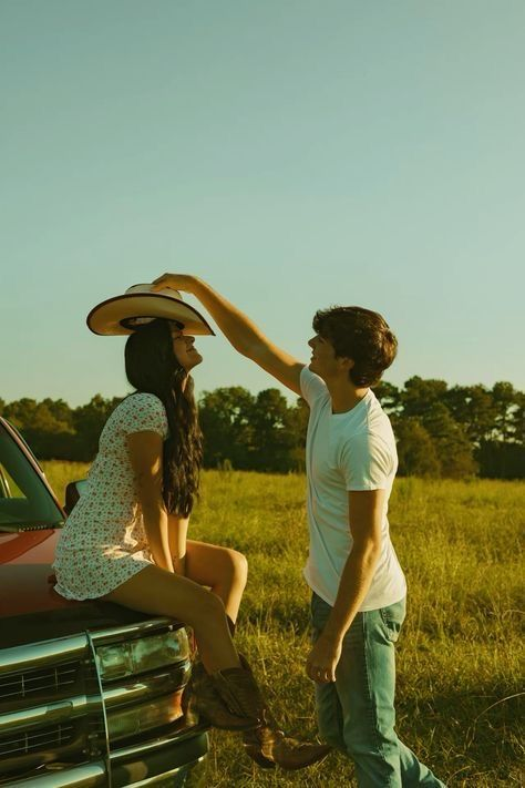 bibliverso's tweet photo. Você tá lendo um chefe ranzinza e todo fechado, pai solo e mais velho ficar caidinho pela nova funcionária:

— Uma mulher como você deveria saber das regras, Tormento.
— Quais regras, chefe?
— Se você usa o chapéu, você monta o caubói.
— Sorte a sua que nunca deixo passar um bom desafio. E você, Easton?
— Aparentemente, quando o desafio é você, não sei dizer não.
