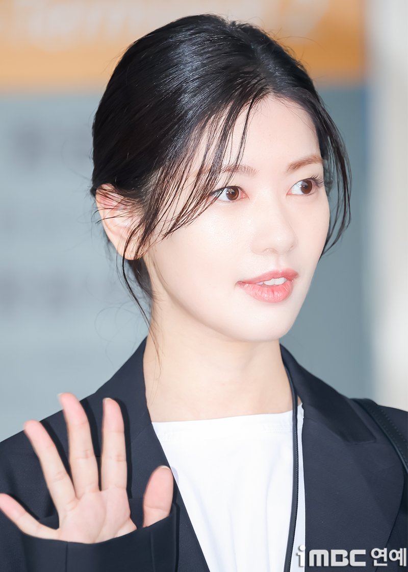 imbcenews's tweet photo. [포토] 정소민, 손바닥 만한 얼굴
#정소민 #배우 #인천국제공항 #제2여객터미널 #프랑스 #파리 #출국 #iMBC연예

배우 정소민이 31일 오전 해외 일정 참석 차 인천국제공항 제2여객터미널을 통해 프랑스 파리로 출국하고 있다.

🔗https://t.co/8ohRRNbM6P https://t.co/pQS1VmGY5M