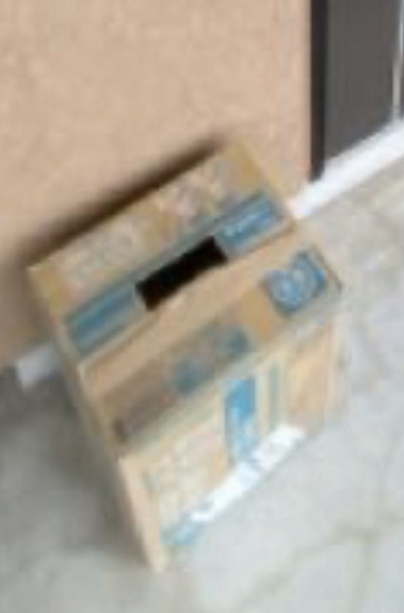 INissan15's tweet photo. アマゾンで買った麦茶の箱が破壊された状態だった。ガムテで補修した状態で壊したフィードバックも無いし指定していないのに玄関まえに置かれていった。これって返品出来るかな？気持ち悪くて飲みたく無くなっちゃったよ😅
#amazon https://t.co/pMEP5dTHRu
