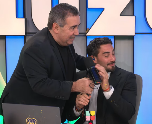 Elbetodelgado2's tweet photo. Como vas a ser tan atrevido de sacarle el mic al conductor
#NadieDiceMatch https://t.co/QrccB1R1Mi