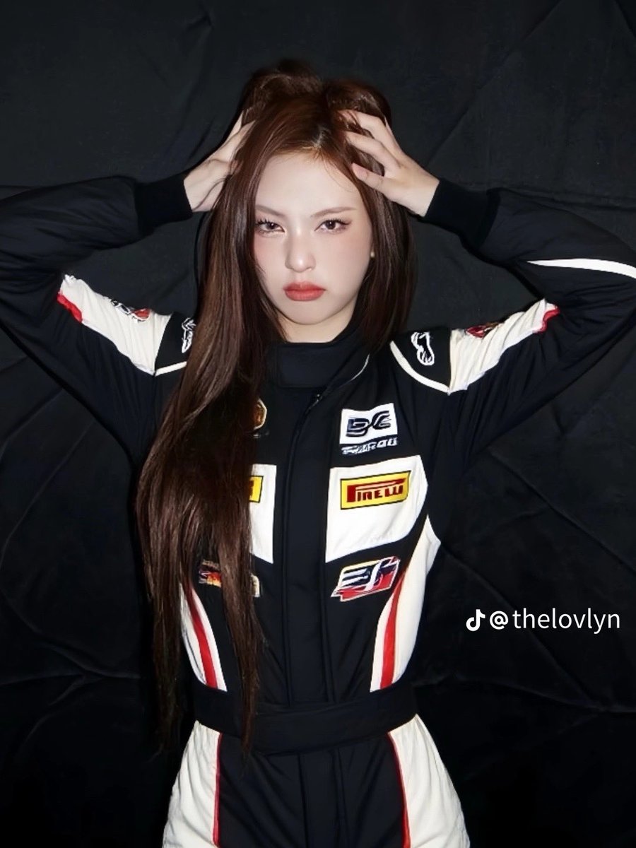 RoseJun17999613's tweet photo. แคนนี่เป๊ะมากอะ  
รูปซ้าย ฟค.ทำ ai ไว้ กคปีที่แล้ว
รูปขวา....  ท่ายังเป๊ะเหมือนเดิม 😎🐈‍⬛ https://t.co/7PccyMffdV