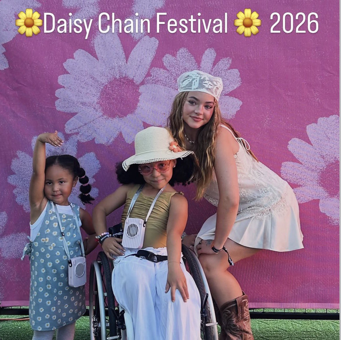 infolivies's tweet photo. Cesily Collette Taylor, que interpretou a Nessarose criança em Wicked, esteve no Daisy Chain Fields, de Olivia Rodrigo!

 Cesily apareceu usando uma pulseira de backstage/convidada e postou: 

“basicamente Olivia é nossa melhor amiga” 😭🩷🌼 https://t.co/hCqYBYIu6S
