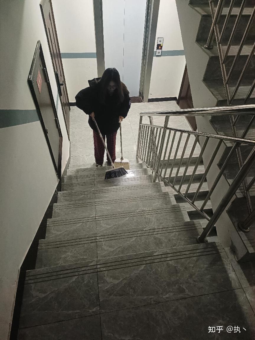 d3Lid2yozbhw6k1's tweet photo. 刚拖完的地板亮得能当镜子，蹲在那儿擦边缘的我，居然跟地上的反光对上了眼，有点社恐又有点好笑， https://t.co/vwwzz1mhjo