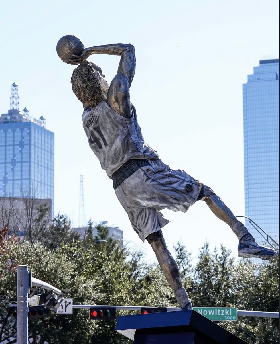 MavsMuse's tweet photo. The making of the iconic Dirk Nowitzki statue 🔥🐐 https://t.co/34xoi5Gbta