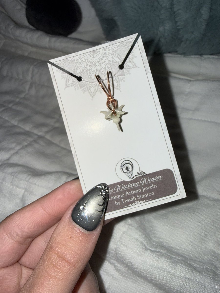 urichillin's tweet photo. Successful weekend; I got a snake vertebrae pendant, sweater I’ve been wanting, yongie shirt, and yongie spaghetti 💚💚 https://t.co/PJlNlnaNTr