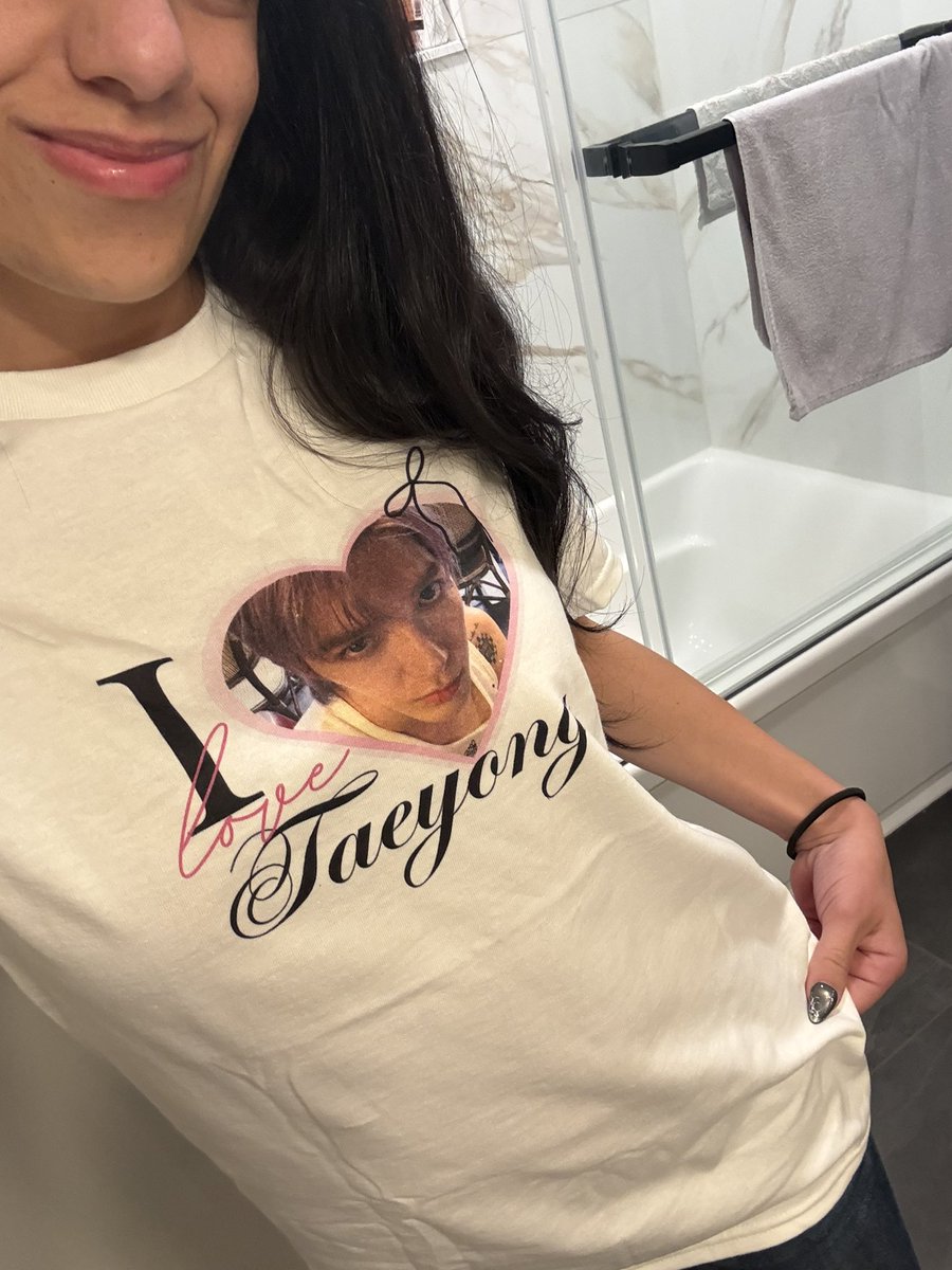 urichillin's tweet photo. Successful weekend; I got a snake vertebrae pendant, sweater I’ve been wanting, yongie shirt, and yongie spaghetti 💚💚 https://t.co/PJlNlnaNTr