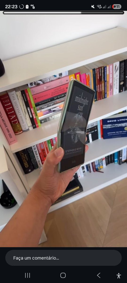 livrariaemcasa's tweet photo. Quando vi isso achei que tinham inventado um Kindle dobrável igual aos celulares atuais rs https://t.co/Fr2t5lrbPy