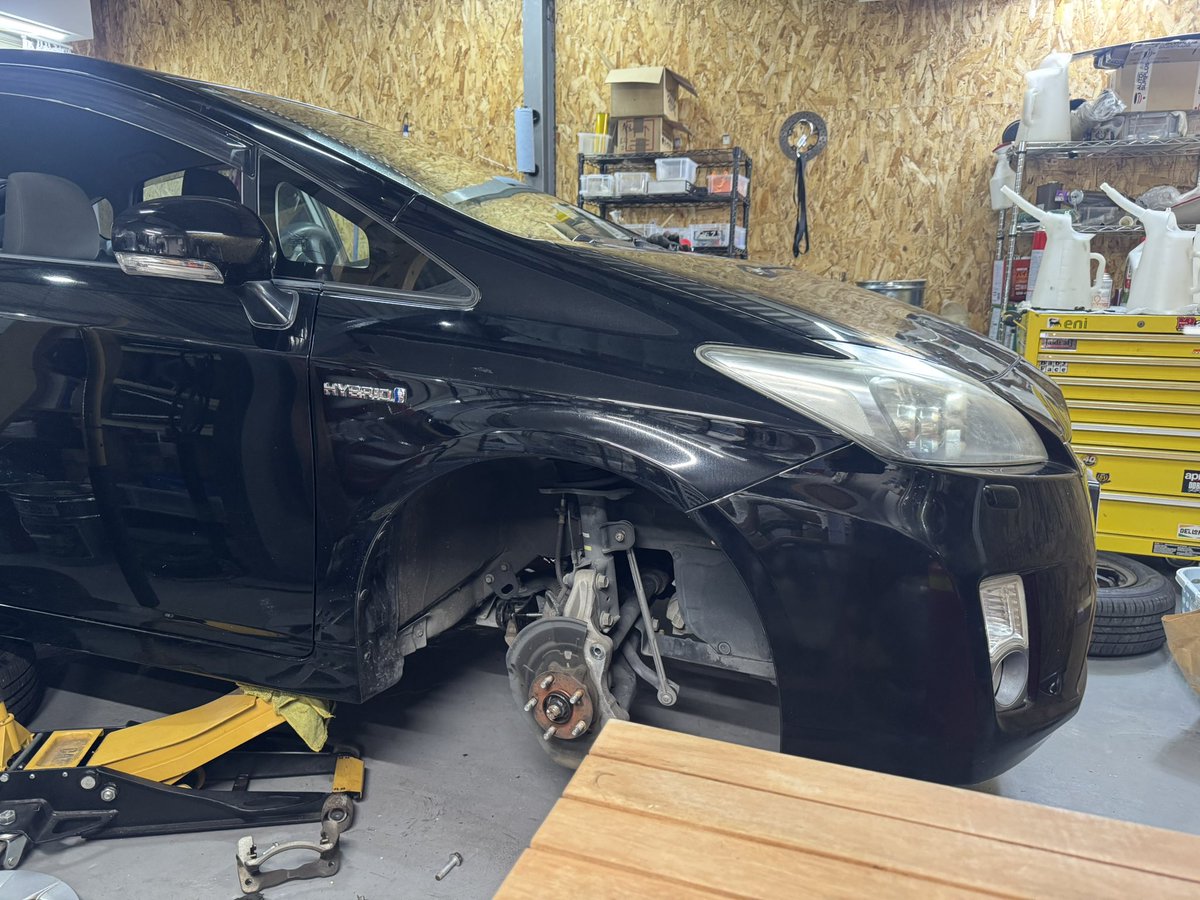 gou_rsv4's tweet photo. また、お客さんと
金額の感覚が全く合わないお話。

他所の車屋さん？ブローカーで買った
プリウスの
クレーム？対応をしております。

購入2週間で異音発生
まあ私、関係ないんですけども、、
紹介で受けることに。
向こうが直さないらしいので。
そこは良いんですけど、

お客さんは通販型保険様だったので、
うちまで車両異音で
保険会社手配のレッカー搬送で受け取る

なんだこの異音は。
ハブベアリングではないはず、
ドラシャ壊れかけ？
ミッション不良？
ブレーキパッド？
ハブもバラす？
あ。トヨタ純正ホイールに御法度の
社外ナット使ってる、、、

けどちゃんと締め込んでたらこんな音はしないはず、、

4本ともかなり緩い、、

珍しくトヨタ純正ナットの在庫を切らしていたので、在庫車の30プリウスから外す。
フロントブレーキパッド面取り、

お、消えたね異音。
試乗からトータル作業完了2.5時間
プラス納車で2.5時間

お客さんから金額の提示
お客さん「3000円で良いですか？」
僕「？何が？え、今回の修理費？全部で？」

え、自宅まで納車して欲しいんですよね？
高速使って一時間かけて(高速代1350円)
電車(電車代1000円)で一時間かけて
スタッフ帰らすんですけど、
ガレージのエアコン代やら電気代2時間で
600円、
メカの2時間の給与、
配送スタッフの給与、
とか全く頭に入ってないんでしょうね、、
その感覚、、大丈夫でしょうか。。

巷で流行ってる「タトゥー5000円」ならぬ
「修理費3000円」、、、なのかな？

そんな値段でやってたら
普通に店潰れますけど笑