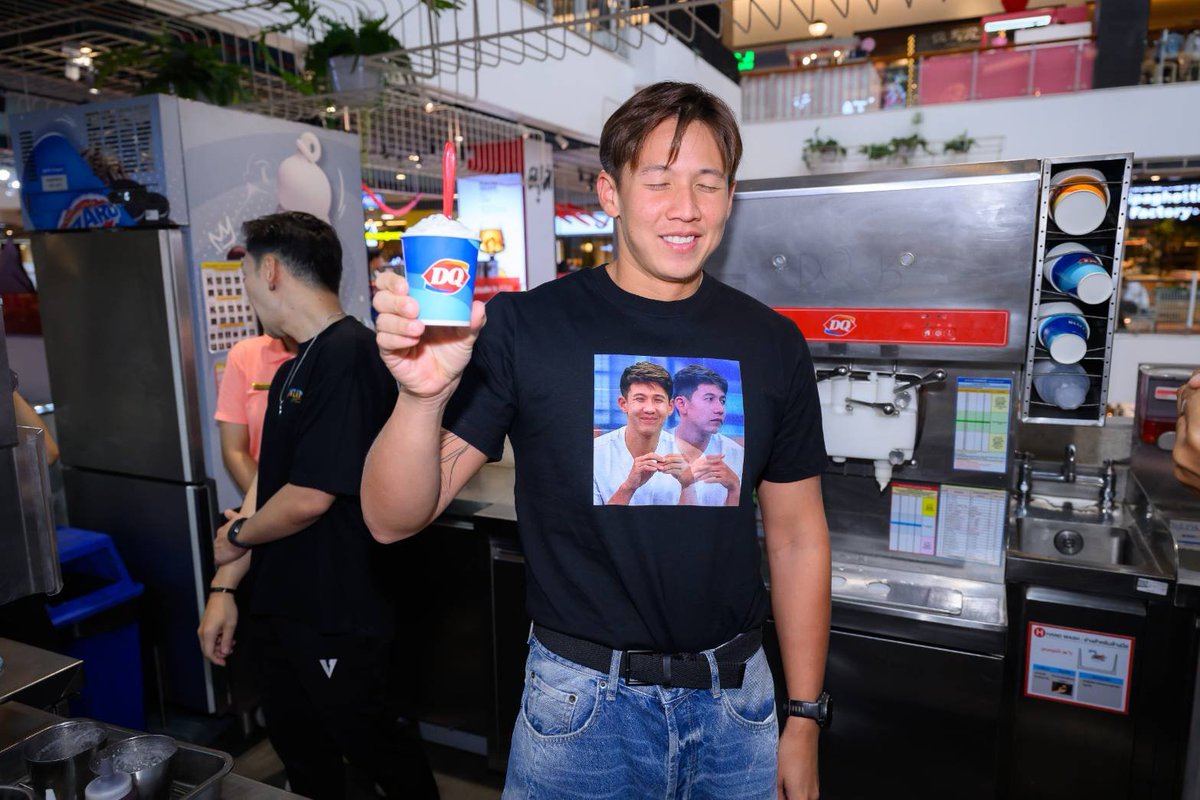 psisamutt's tweet photo. จังหวะน่ากลัวที่เสี่ยวสุดๆๆ คือตอนนี้ ตั้งแต่เด็กอยากรู้ว่าทำไมพลิกคว่ำและไม่หก (เพราะเนื้อไอติมและความเย็น) -----เดือนกันยาทุกคนไปซื้อไอติมนะครับ 1 บาทจากทุกยอดขาย DQ Ultrasmooth จะเข้ามูลนิธิทรายครับ 😇😇 https://t.co/ZdFxaCEzmQ