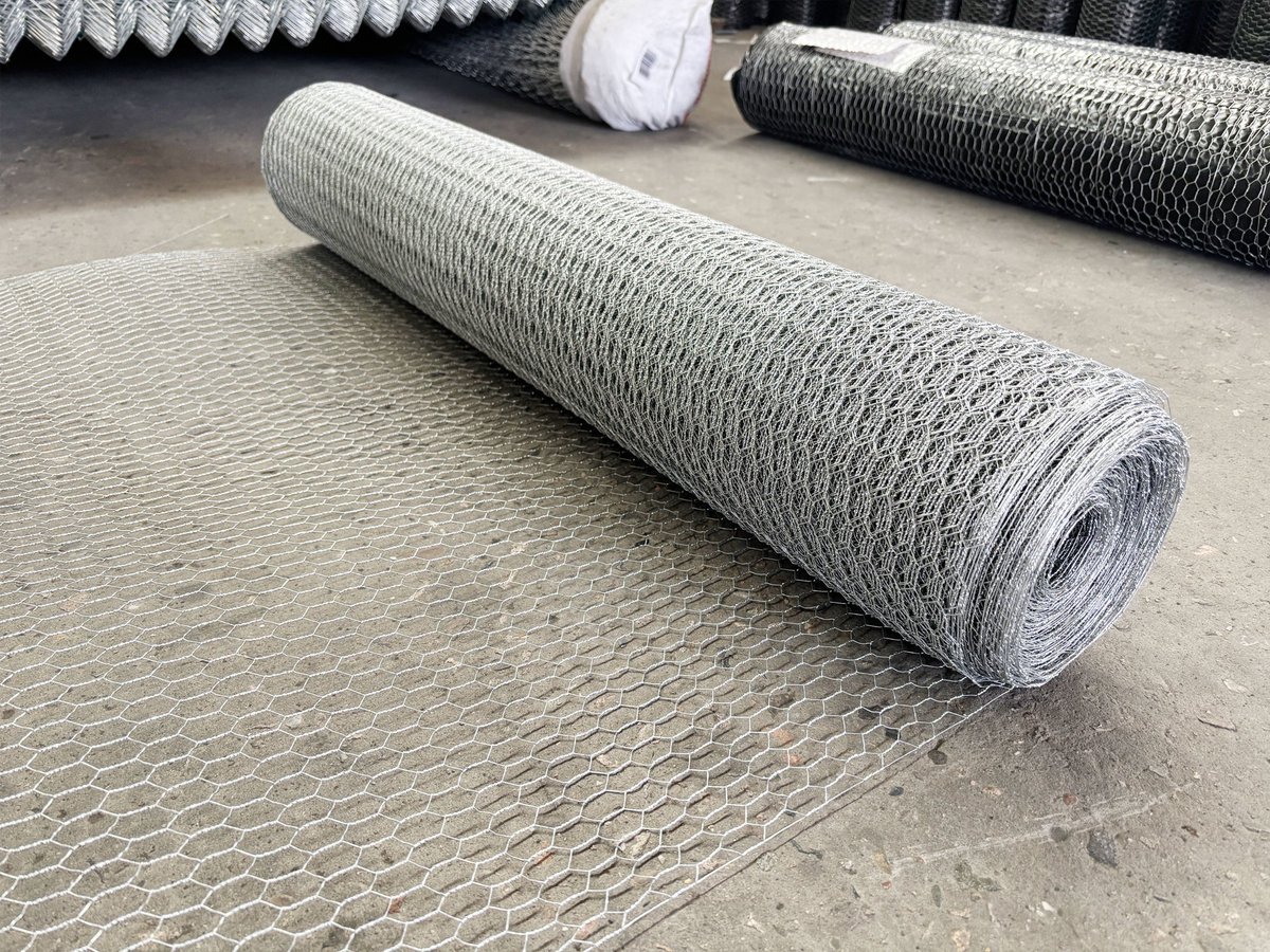 wiremeshshop's tweet photo. 🔩 Simple structure. Versatile applications.

A closer look at our hexagonal wire mesh — a practical solution for agricultural, gardening, fencing, and general protection applications.

#HexagonalWireMesh #HexMesh #WireMesh #Fencing https://t.co/tUmdXngU0F