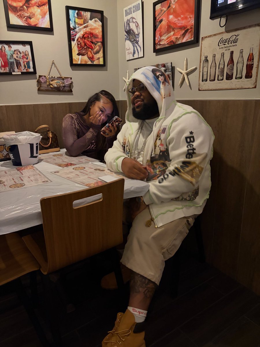 wavecheckers's tweet photo. Rod Wave got his girl Nari ballin with him. Went AP on the PJ💎🛩️ https://t.co/jOCk9Bw3s1