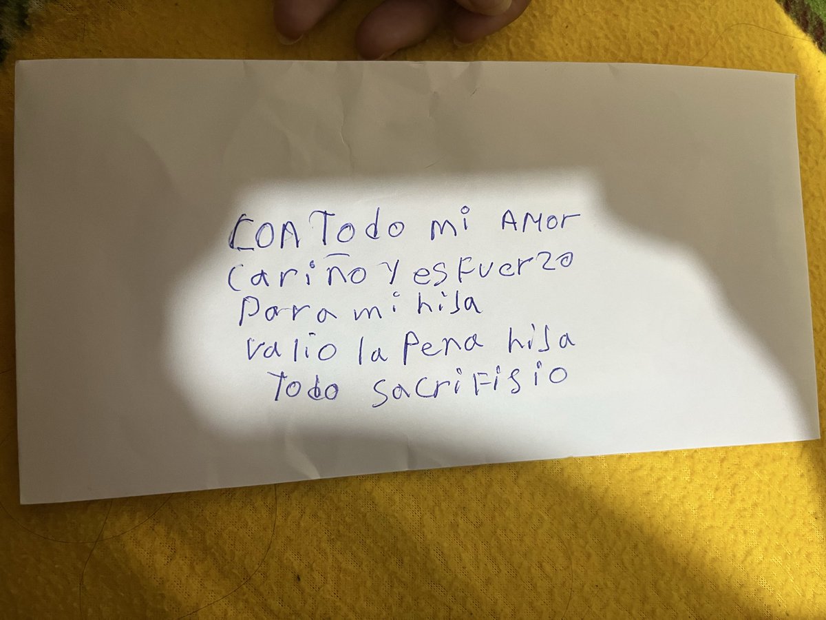 ssteff_22's tweet photo. Mi mamá dándome un sobre con dinero para pagar mi título d la U😭😭😭😭
T amo mi mariacha❤️‍🩹 https://t.co/To7PzIXAdB