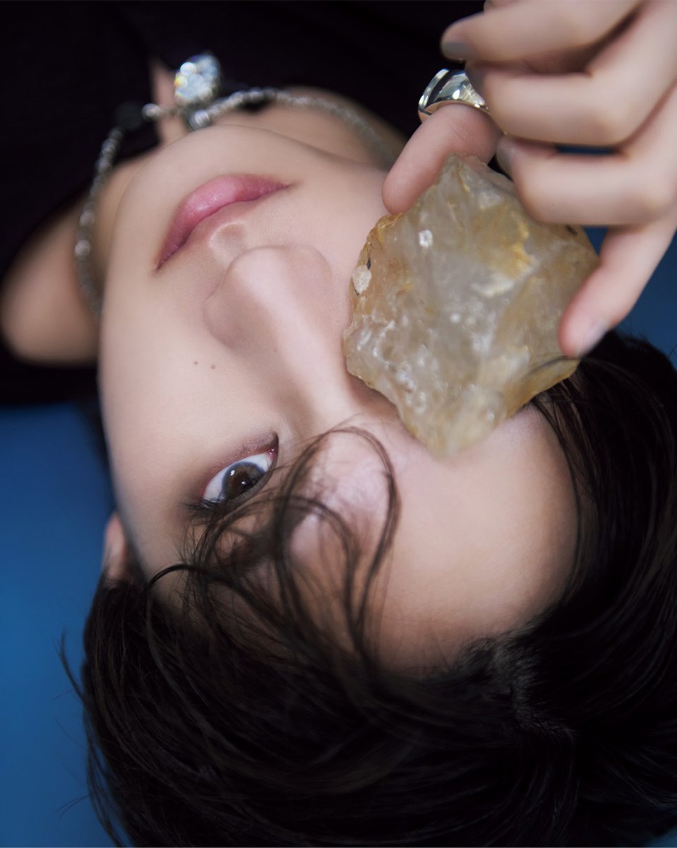 NYLONJAPAN's tweet photo. ✦ ₊ ˚ ⋆ NYLON JAPAN10月号が発売中⋆ ˚ ₊ ✦
今大注目のEBiDANから、5人の麗しのIT BOYSが登場🫧

それぞれに当てはめた5つのエレメントと溶け合い、静けさの中で紡がれるのは、息をのむほど耽美なストーリー🐚🥀🍇🐩🪨
ボリューム満点30ページに渡って、NYLONでしか見られないスペシャルヴィジュアル＆インタビューをお届け。
永遠に刻みたい、絵画のように美しすぎる彼らの姿をその目に焼き付けて。

クリスタルのように唯一無二の魅力が光る、#ICEx #志賀李玖 からのコメントをチェック🪨💎

詳細＆ご購入はこちら
🔗https://t.co/itg3dUwaKE

@ICEx_official
published by @caelumjp
