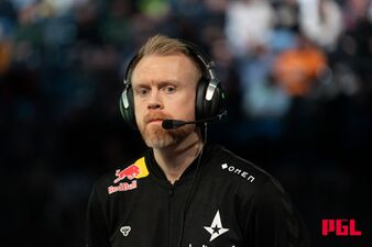 itzsagka's tweet photo. Is it just me or has ruggah been REALLY good on the analyst desk?

He actually breaks down rounds and gives you the coach’s perspective instead of just filling airtime with stuff we all saw happen 😭

Even his interview questions have been way more interesting than the usual generic stuff. Seems like people have been loving him so far too.

Would you guys want to see ruggah become a regular on the desk?