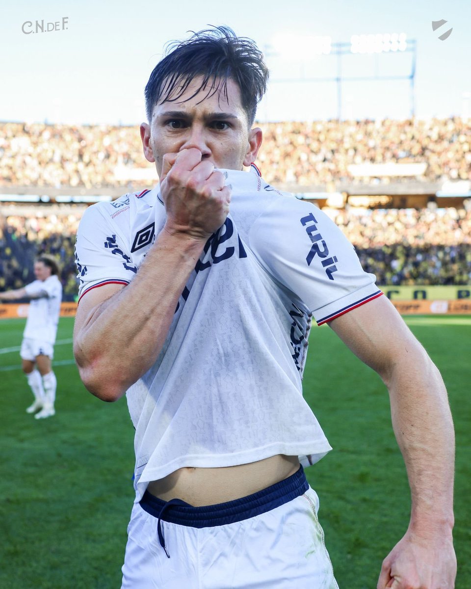 SomosNacional1's tweet photo. Maxi Silvera jugó 8 clásicos con Peñarol enfrentando a Nacional y solo ganó uno.

Con Nacional jugó 3 clásicos y ya ganó uno, y de visitante. https://t.co/DLAm8SObn9