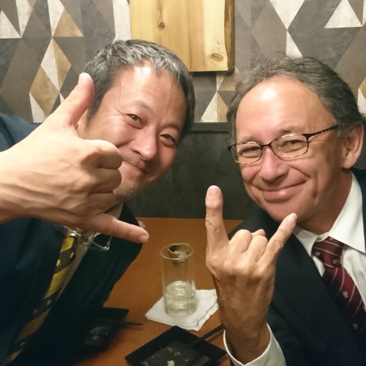 chi3deyansu's tweet photo. 辻村ちひろは、#玉城デニー さんを支持します。種の保存法改正のとき、参考人として意見陳述をしましたがその時衆議院議員として環境委員会の委員でした。辺野古の自然を守るという想いは本物。浦添軍港などなぜ推進するのかという疑問はありますが、デニーさんほど沖縄を代表にふさわしい人はいない。 https://t.co/0mIUPekjN1