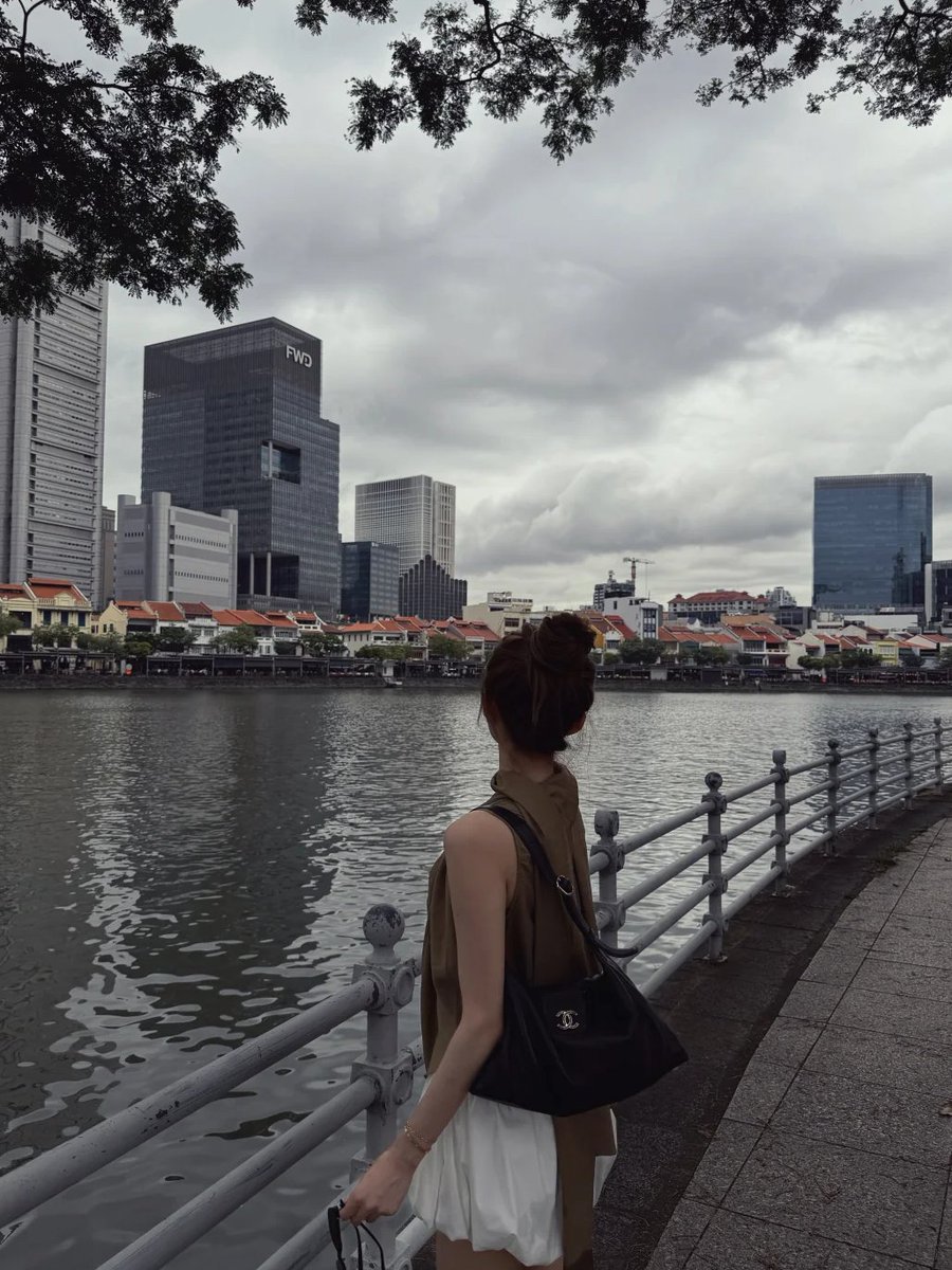glassdancer_'s tweet photo. A white villa, quiet streets, the lawn in front of the National Gallery, and the perfect lighting on a cloudy day. https://t.co/2wJ15xwrOl