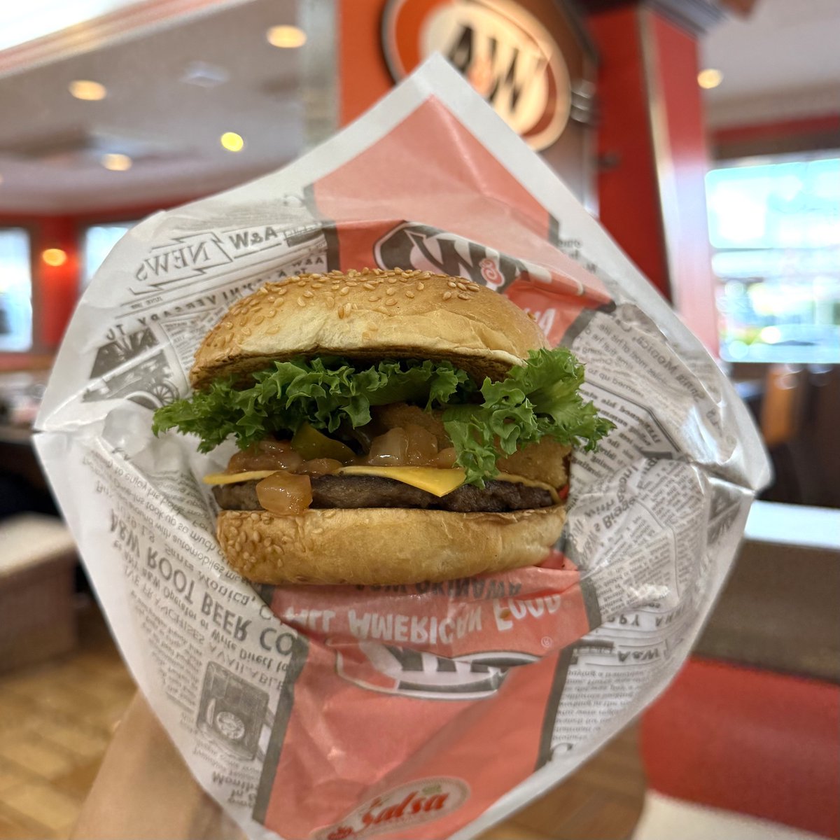 AW_Okinawa's tweet photo. 食べるたびにこのピリ辛がクセになる、、🍔🌶
ㅤ
#aandw #サマーホットサルサバーガー https://t.co/ZbgmyirP2h