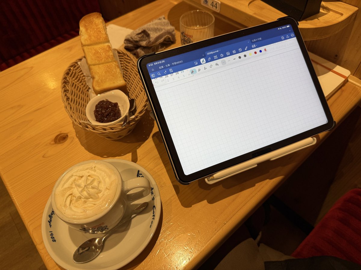 juri_yk63's tweet photo. 週明けルーティン

タスク書き出し
先週の振り返り
今週の仕事の予定

Goodnoteで📝

moftのダイナミックフォリオケース買ってから、iPadでの手書きの魅力復活。

他にMagic Keyboard持ってきてつけかえは荷物になる問題を解消する方法誰か教えて欲しい、、、 https://t.co/nZFYJxSVAU