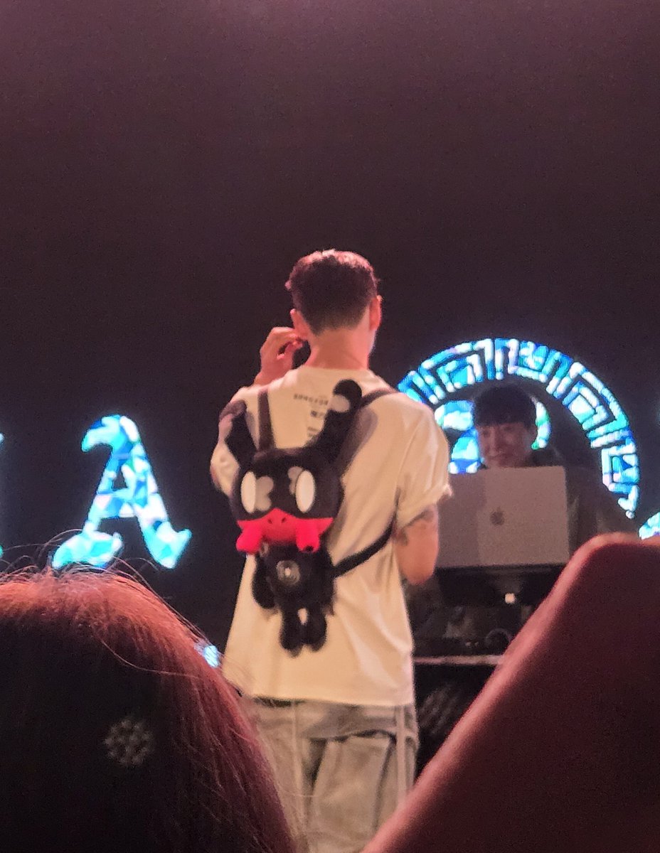 chapter_g5d's tweet photo. Yongguk's Shishimato bag from soundcheck in Paris tonight 💚 https://t.co/QX1zF10AxN