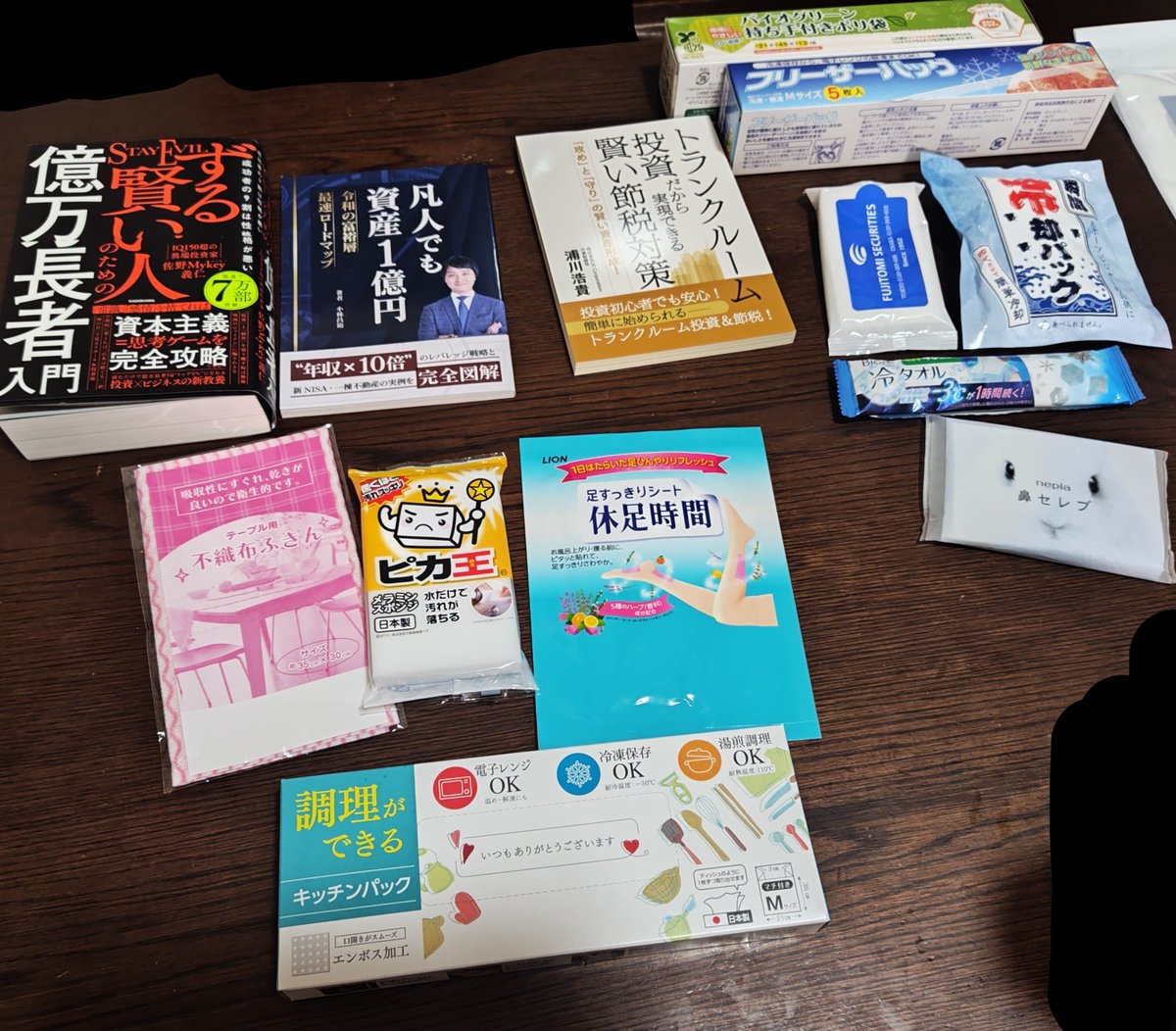 code_baramaki's tweet photo. 食べ物は冷蔵庫に入れたものもあるので食べ物以外アップ！
色々貰えました！ https://t.co/EVPTvwBlB9