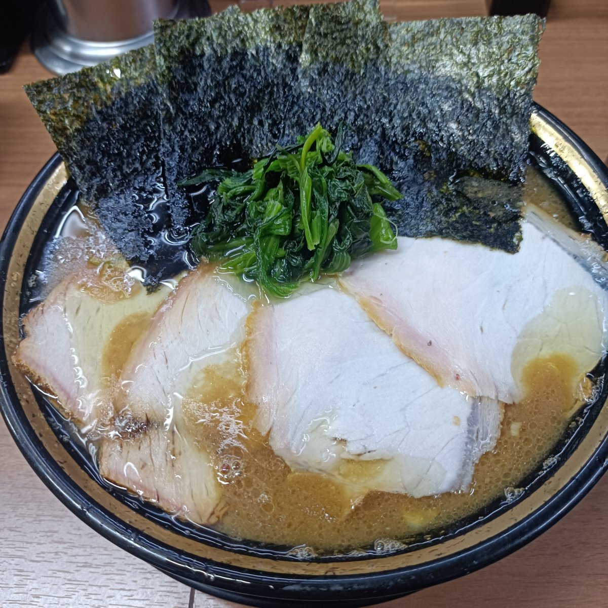 f1e3qKjBaHIENjK's tweet photo. #林家、#家系、#ラーメン、#木更津
おはようございます✨
昨日の夜に
林家さんにて晩飯を頂きました。
ラーメン中盛1080円
焼豚丼（マヨ無し）200円
焼豚丼写真撮ったのに消えてました。

たまに食べたくなる味
焼豚2枚クーポントッピング
美味しかったです。

ご馳走様でした✨ https://t.co/pUDdydZhi5