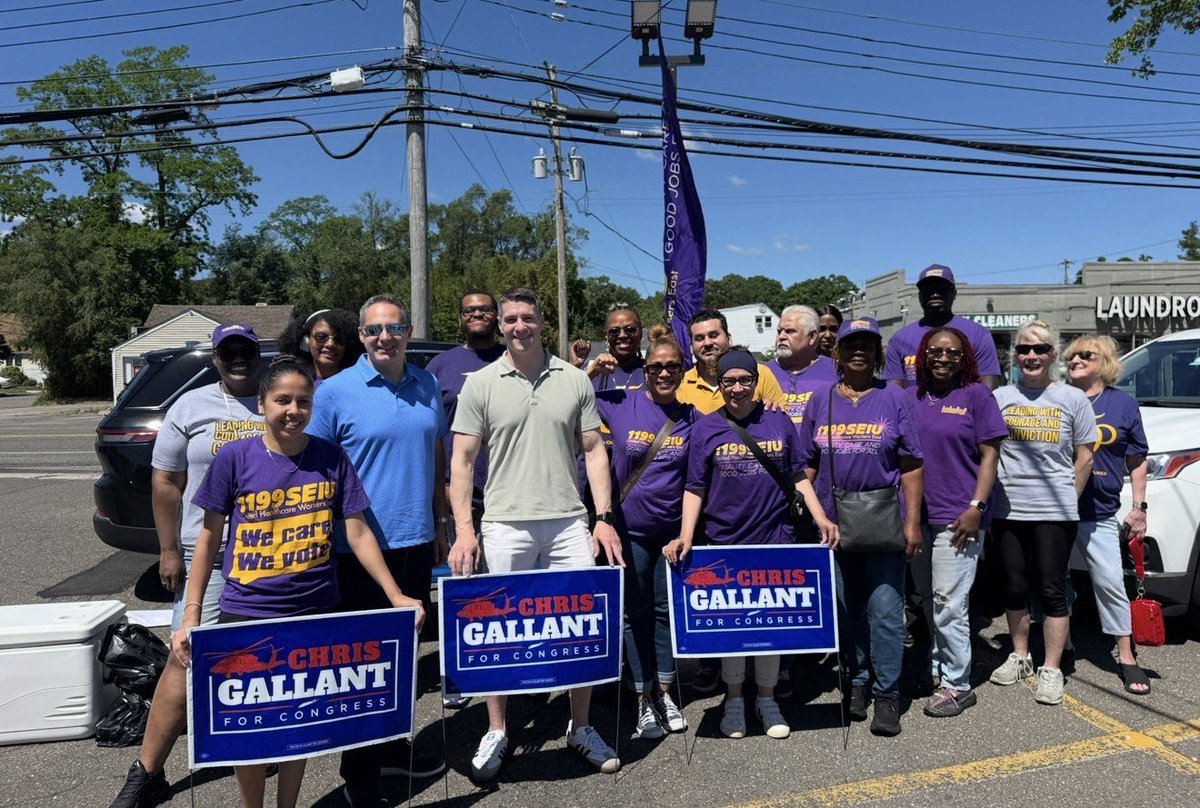 _gallantny's tweet photo. Lawn signs are IN! 🪧

Show your support for Chris Gallant and help us build momentum across NY-01. Join our field team & get a lawn sign to help us reach voters in every corner of the district.

Every door. Every neighborhood. Every community matters.

🪧 Get a lawn sign
🚪 Join us canvassing
📞 Make calls
🙌 Be part of Team Gallant

Early voting is getting closer, and Election Day will be here before we know it. Let’s get to work!

Sign up here https://t.co/uqDEbe4K3X

#congress #ny01 #vote #election #suffolkcountyny