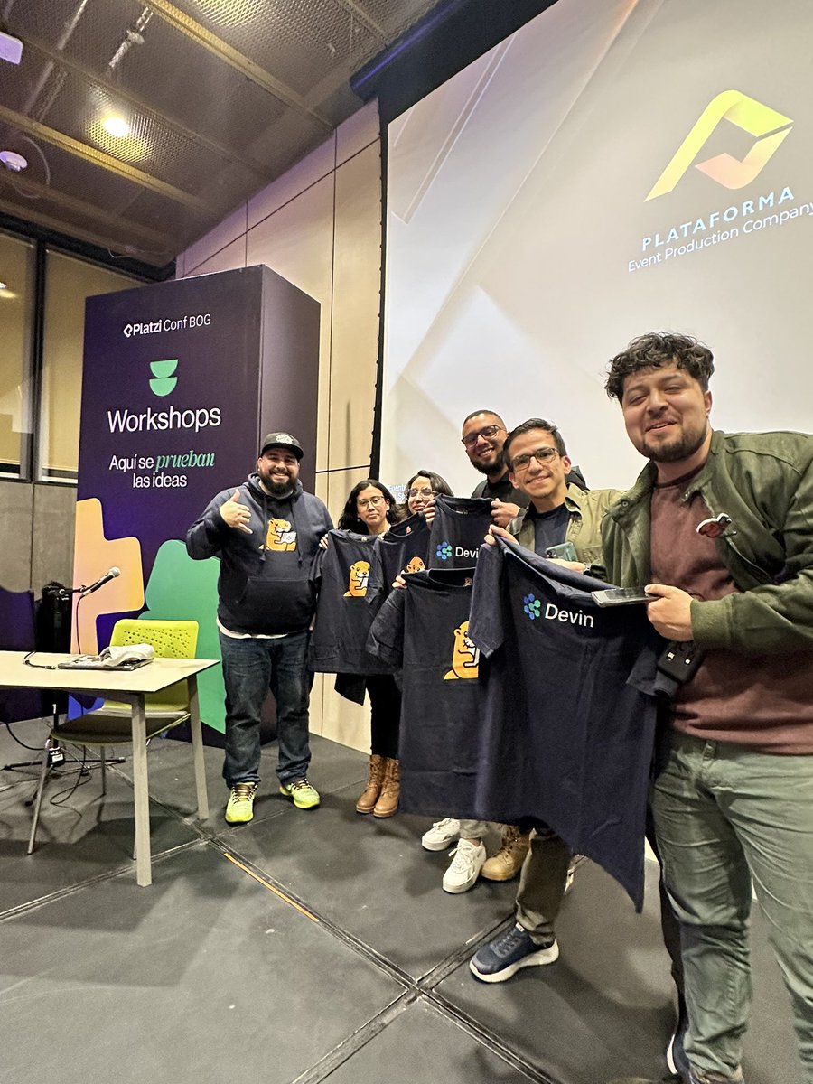 ErasmoHernandez's tweet photo. Ayer cumplí un sueño.

Desde hace años había querido estar en Platzi Conf contando cómo me ha ayudado en mi carrera...

No solo hice eso, sino que además dicté un Taller de Devin AI y Supabase.

Gracias @platzi 🙏🏻 https://t.co/X8vRZr5Exr