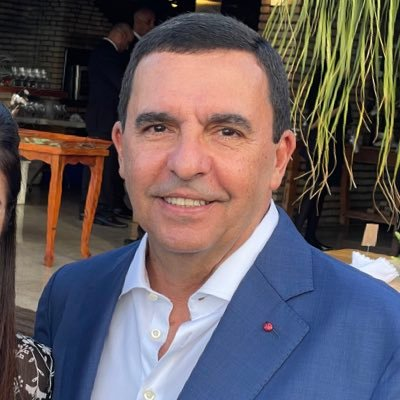 RafaelFontana's tweet photo. Este vira-lata aqui é o ex-comandante da Força Aérea Brasileira (FAB), Carlos de Almeida Baptista Júnior.

O melancia traiu a população e virou para-choque de comunista.
Que sina medíocre. https://t.co/eaiOfAnZ3a
