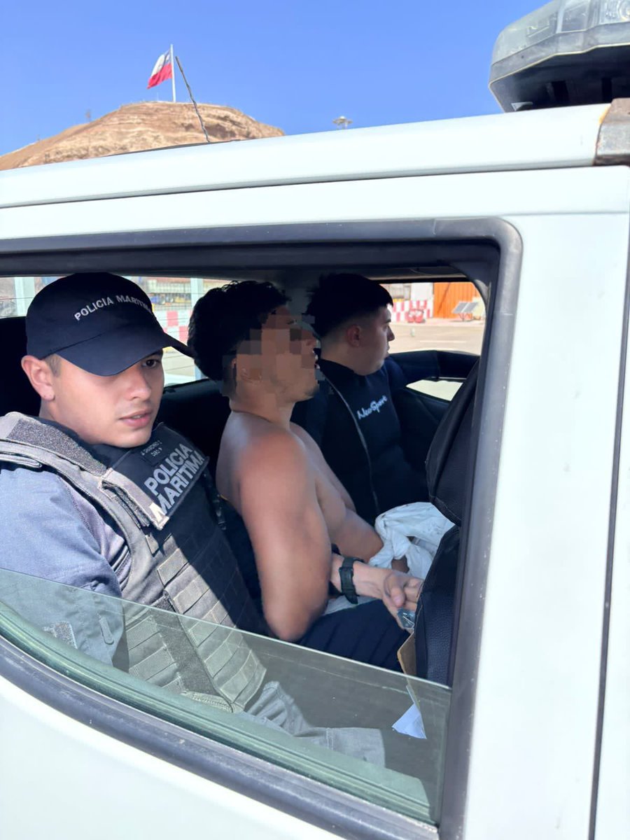 Armada_IVZN's tweet photo. Autoridad Marítima de #Arica rescató a persona en peligro de inmersión en playa “Las Machas”. El hombre fue posteriormente detenido, luego de ofrecer resistencia ante el Personal Policial y evidenciar que se encontraba quebrantando las reglas de decencia y seguridad al ingresar al mar desnudo y en lugar no apto para el baño. Por instrucciones de Fiscal de turno, la persona quedó con  apercibimiento a espera de citación por parte de Ministerio Público.

@CarabAraucania 
@DGTM_Chile