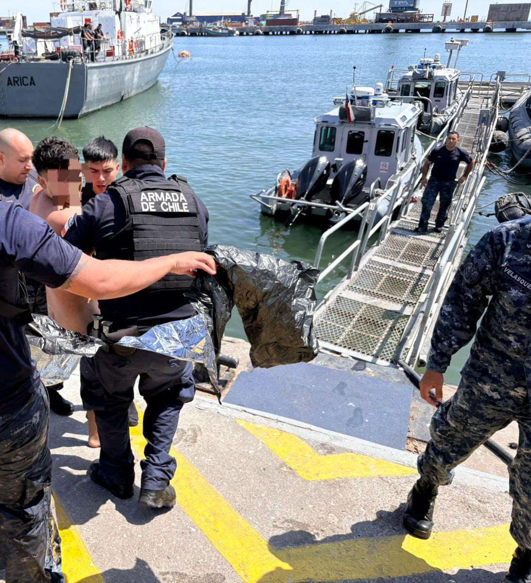 Armada_IVZN's tweet photo. Autoridad Marítima de #Arica rescató a persona en peligro de inmersión en playa “Las Machas”. El hombre fue posteriormente detenido, luego de ofrecer resistencia ante el Personal Policial y evidenciar que se encontraba quebrantando las reglas de decencia y seguridad al ingresar al mar desnudo y en lugar no apto para el baño. Por instrucciones de Fiscal de turno, la persona quedó con  apercibimiento a espera de citación por parte de Ministerio Público.

@CarabAraucania 
@DGTM_Chile