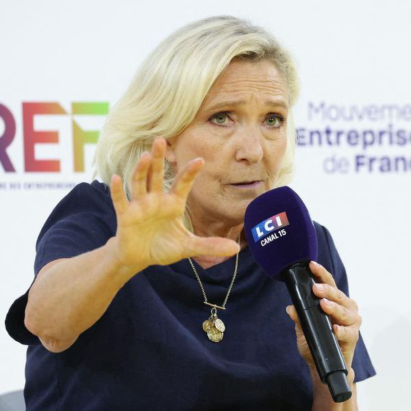 AdrienBrochier's tweet photo. Le RN est probablement le parti le plus stupide du monde

Je vous explique pourquoi

Pendant des années, il n’a jamais vraiment eu de doctrine

Il a été anti-nucléaire, puis est devenu le plus grand défenseur du nucléaire

Il voulait sortir de l’euro et de l’Union européenne, puis a abandonné le Frexit

Il a été étatiste, protectionniste, social, puis essaie aujourd’hui d’expliquer au MEDEF qu’il va réduire la dépense publique

Le RN n’est pas un parti d’adhésion

C’est avant tout un parti de contestation

Les Français votent RN parce qu’ils en ont marre de l’immigration, de l’insécurité, de Macron, de Bruxelles et du système

Très peu parce qu’ils rêvent du modèle économique lepéniste

Et c’est précisément pour ça que leur stratégie est incompréhensible

Ils ont aujourd’hui un boulevard gigantesque pour devenir un véritable parti libéral-conservateur :

Moins d’immigration
Moins d’insécurité
Moins de bureaucratie
Moins de normes
Moins de fonctionnaires
Moins de dépenses publiques
Moins d’impôts
Plus de liberté économique

C’est exactement la synthèse qu’une partie croissante de la droite réclame, de David Lisnard à Sarah Knafo

Mais non

Marine Le Pen continue par exemple de défendre le retour de la retraite à 60-62 ans tout en promettant simultanément 125 milliards d’euros d’économies

Même leur propre conseiller économique libéral, François Durvye, vient de partir en expliquant qu’il ne croyait plus à leur ligne économique

C’est toute l’histoire du RN

Ils sentent qu’une position devient populaire

Ils changent de position

Puis ils refusent d’aller jusqu’au bout par peur de perdre une partie de leur électorat

Ils pourraient profiter de leur avance pour construire enfin une doctrine cohérente : libérale sur l’économie, conservatrice sur le régalien

Au lieu de ça, ils veulent simultanément rassurer les patrons, préserver tout l’État social, baisser les impôts, partir plus tôt à la retraite et réduire massivement le déficit

À force de vouloir être tout pour tout le monde, ils prennent le risque de rester ce qu’ils ont toujours été :

un formidable parti de colère incapable de devenir un véritable parti de gouvernement