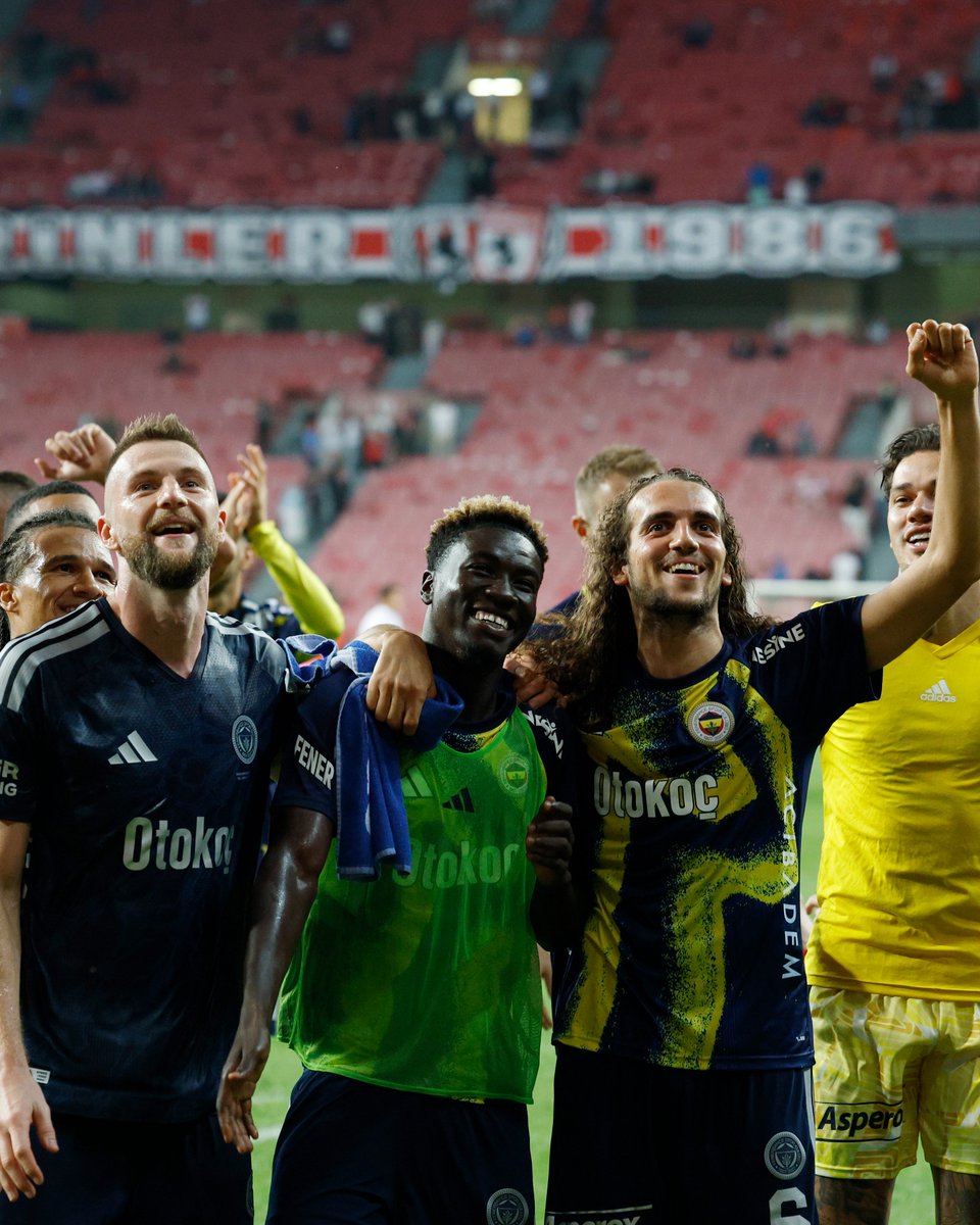 Fenerbahce's tweet photo. Ailemize hoş geldin Oppong 💛💙 https://t.co/GKWYba773K