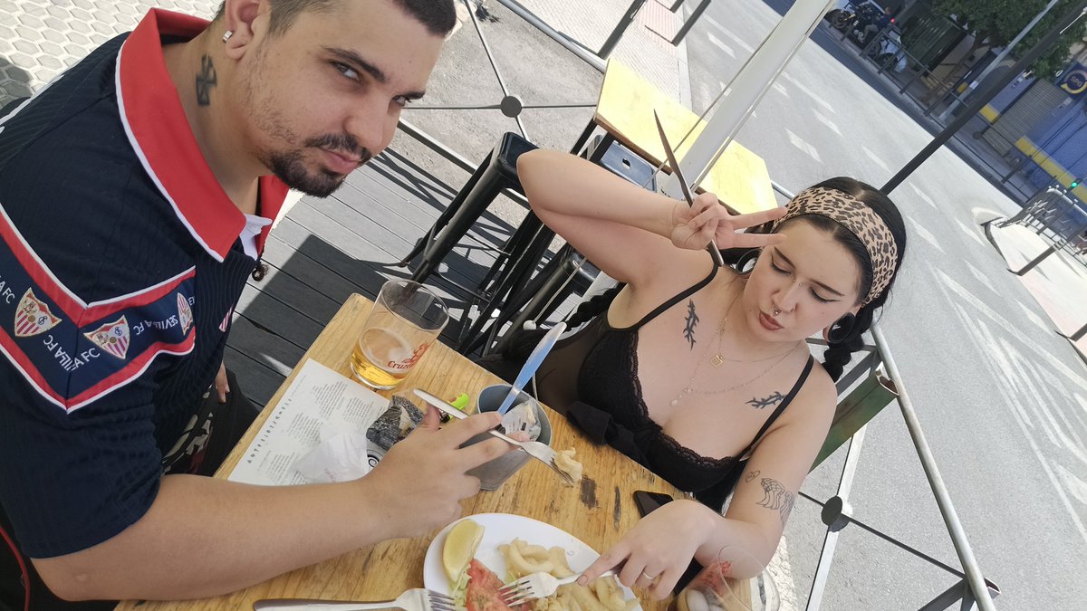 lostblackcat_'s tweet photo. Hoy comimos muchos choquitos fritos 🤌🏻🤌🏻🤌🏻 https://t.co/IJIGgVEdly
