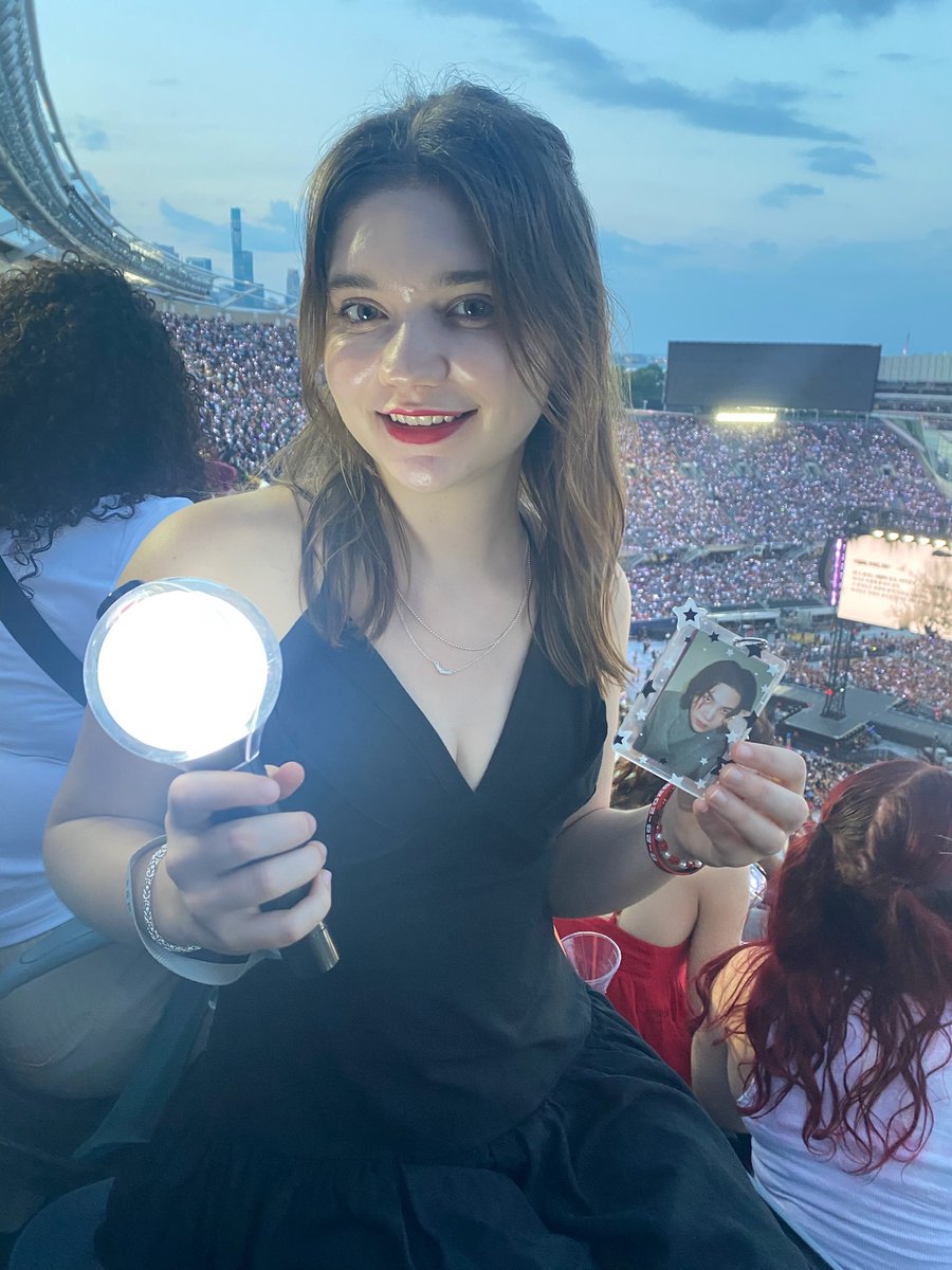 moonlight_agd's tweet photo. omw home and finally starting to go through my concert pics/videos so here’s a few of meee hehe 🤭 https://t.co/eJ0n4sfjbl