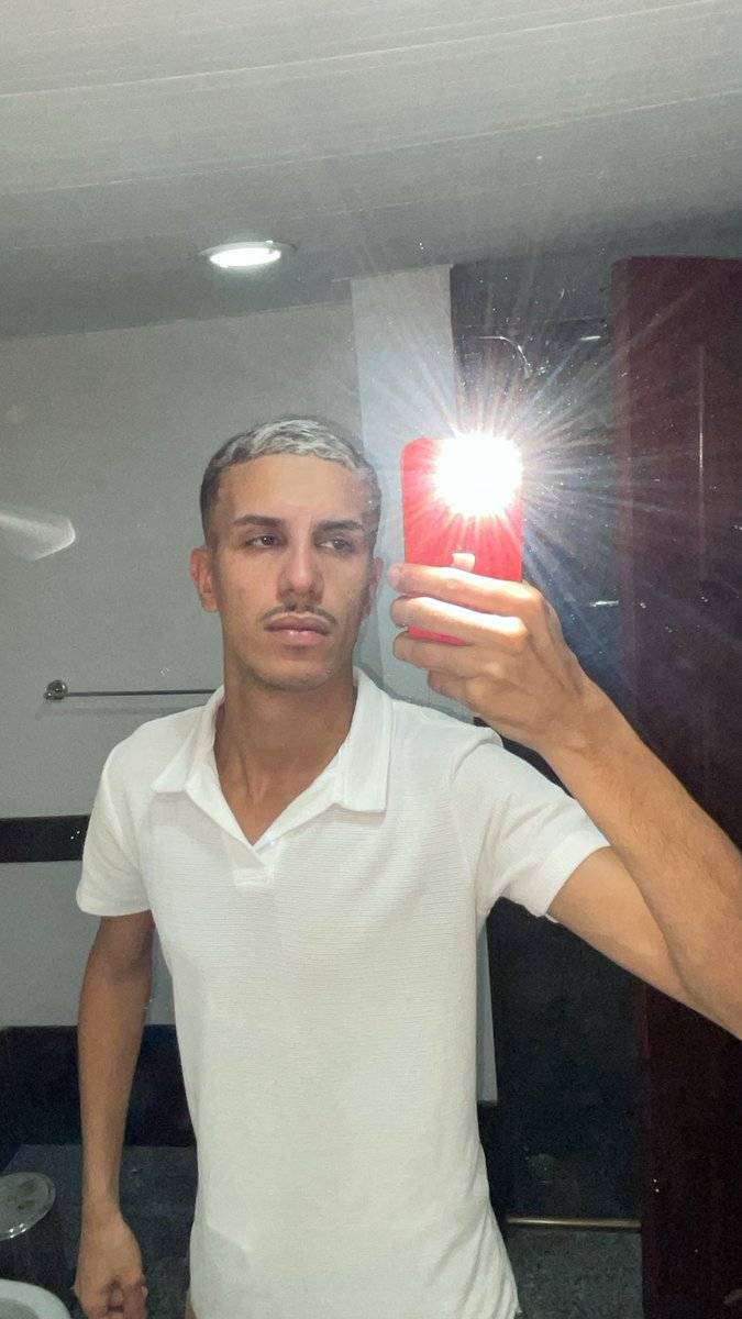 lucasdotd's tweet photo. Economize água, tome banho comigo 😼🍆 https://t.co/8RQ3s7XoiR