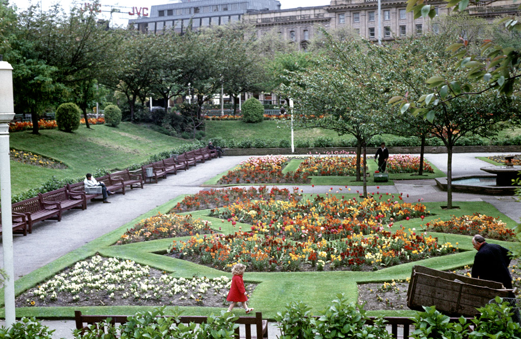 bo66ie29's tweet photo. A little girl walks near the stunning floral display at Manchester Piccadilly Gardens in 1983. https://t.co/cbSg1cYnxv