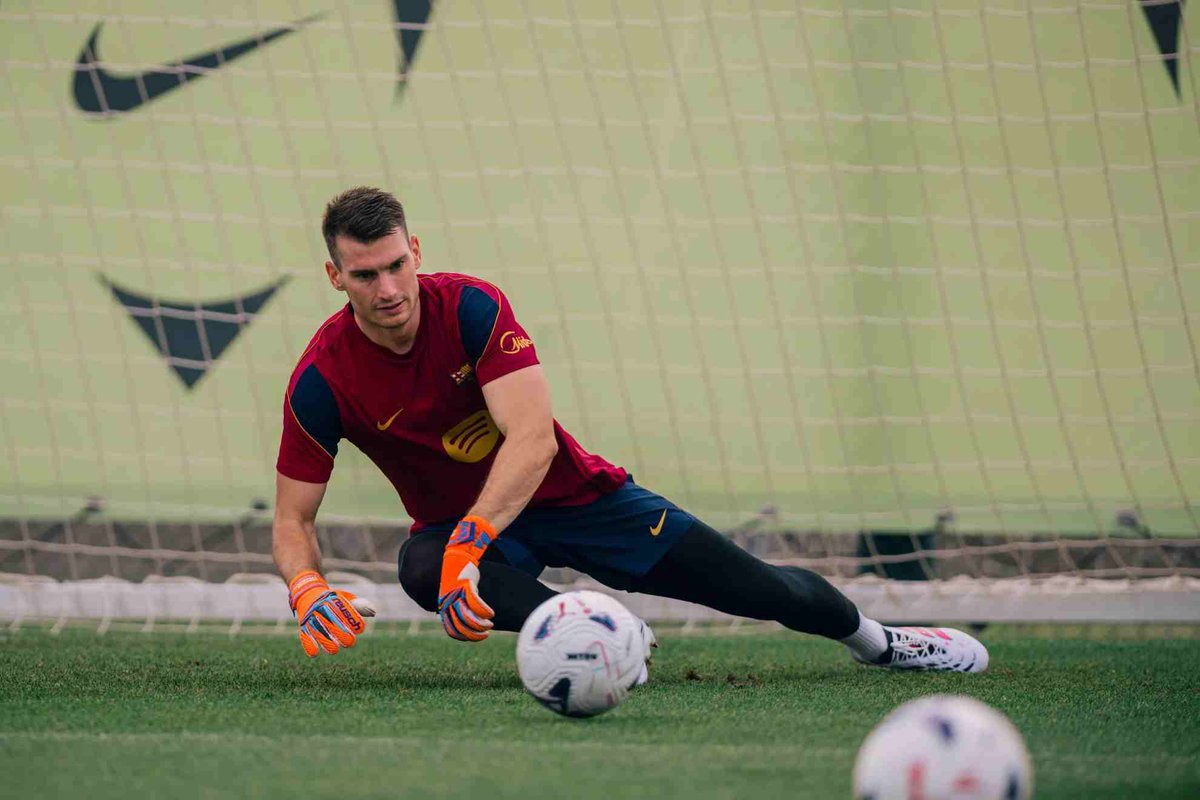 FutbolExpress26's tweet photo. 🚨🔵🔴 LIVAKOVIC CONTINUARÁ EN EL BARÇA

✅ El guardameta será inscrito próximamente y ejercerá como suplente de Joan García.

🧤 Flick ya tiene definida la portería azulgrana. https://t.co/5pKLDarPYD